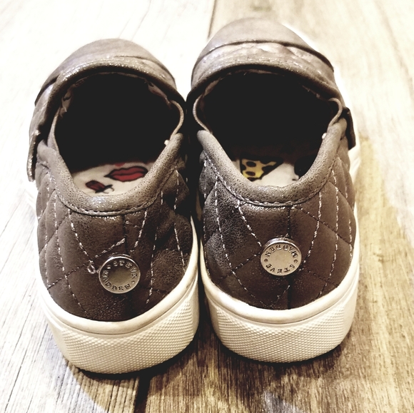 Steve Madden silver girls quilted slippon sneakers - Picture 5 of 6
